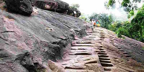 சதுரகிரியில் மாவோயிஸ்ட் ஊடுருவல்? - துப்பாக்கி ஏந்திய போலீஸ் பாதுகாப்பு