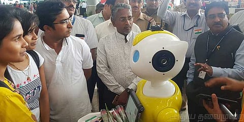 பயணிகளுக்கு உதவும் சென்னை விமான நிலைய ரோபோ