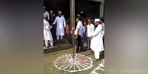 தேசிய கீதம் பாடிய மாணவர்களை தடுத்த மதராஸா ஆசிரியர் கைது!