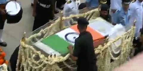 டெல்லி பாஜக தலைமை அலுவலகத்தில் வாஜ்பாய் உடல்: பொதுமக்கள் அஞ்சலி