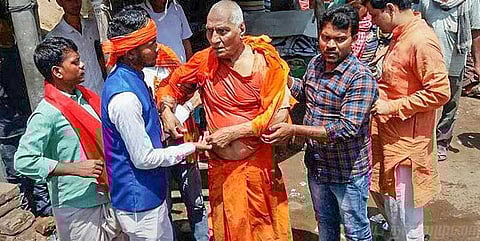 வாஜ்பாய்க்கு அஞ்சலி செலுத்த சென்ற சுவாமி அக்னிவேஷ் மீது தாக்குதல்