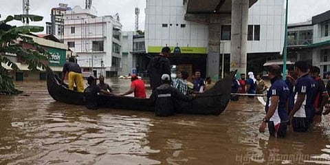 வெள்ளத்தில் தத்தளிக்கும் மக்கள் - களத்தில் குதித்த கேரள மீனவர்கள்