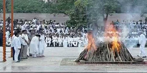 வாஜ்பாய் உடலுக்கு தீ மூட்டினார் வளர்ப்பு மகள் நமிதா
