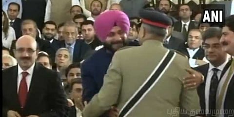 சித்துவை கட்டித் தழுவிய பாக். ராணுவத் தளபதி!