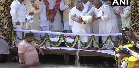 கங்கை நதியில் வாஜ்பாய் அஸ்தி கரைக்கப்பட்டது