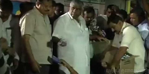 முகாம் மக்களுக்கு பிஸ்கெட்டை தூக்கி எறிந்த அமைச்சர்