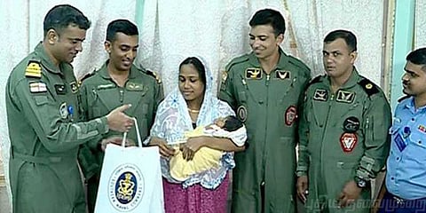 நிறைமாத கர்ப்பிணியை ஹெலிகாப்டரில் ஏற்றியது எப்படி? கடற்படை கமாண்டர் விளக்கம்