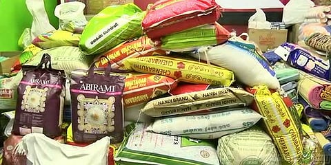 புதிய தலைமுறை உதவி மையத்தில் குவியும் நிவாரணப் பொருள்கள் !