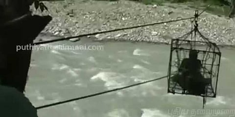 கயிற்றில் தொங்கும் தொட்டில் : அபாய நிலையில் பள்ளிச்சிறுவர்கள்!