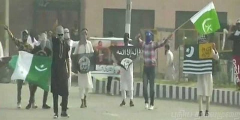 காஷ்மீரில் ஐஎஸ் கொடியுடன் போராட்டம் : பாதுகாப்பு படையினர் துப்பாக்கிச்சூடு