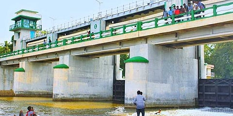 முக்கொம்பு மேலணையில் 7 மதகுகள் அடித்துச் செல்லப்பட்டன