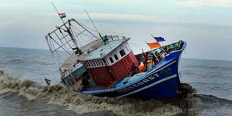 உயிருக்கு போராடிய மீனவர்கள் - மீட்ட இலங்கை கடற்படை