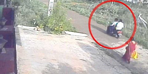 பட்ட பகலில் பெண்ணிடம் சங்கிலி பறிப்பு: வைரல் வீடியோ