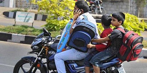 செல்போன் பேசிக்கொண்டு பைக் ரைடு : 7 மாதத்தில் 63 ஆயிரம் லைசன்ஸ் ரத்து