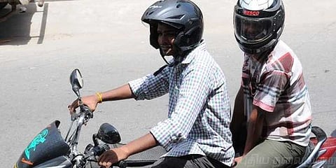 டூ வீலர் பின்னால் இருப்பவர்களுக்கும் ஹெல்மெட் கட்டாயம்: தமிழக அரசு