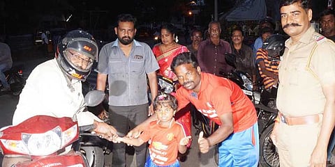 ஹெல்மெட் குறித்து விழிப்புணர்வு ஏற்படுத்தும் சிறுமி: ஆய்வாளர் பரிசுடன் பாராட்டு..!