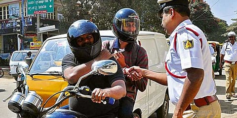 டூ வீலரின் பின் இருப்பவர்களுக்கும் ஹெல்மெட் கட்டாயம்: சென்னை காவல்துறை அறிவுறுத்தல்