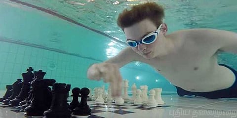 மூச்சை‘தம்’கட்டி விளையாடிய ஆழ் நீச்சல் செஸ் வீரர்கள்