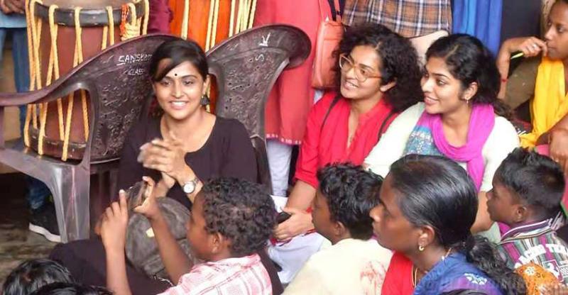 கேரள நிவாரண முகாமில் ஹீரோயின்கள்!