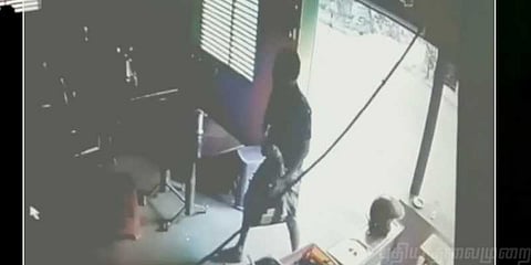 பரோட்டா சாப்பிட்டுவிட்டு அரிவாளை காட்டி மிரட்டிய வழக்கறிஞர்..!