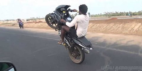 ஆபத்தான பைக் சாகசம் : விபரீதம் அறியா இளைஞர்கள்!