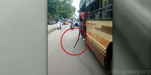 பேருந்தில் பட்டா கத்தியுடன் அராஜகம்.. மாணவர்களை தேடும் காவல்துறை