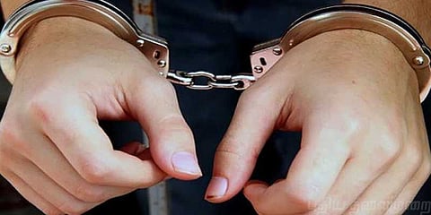 பண மோசடி செய்த போலி அதிகாரி கைது