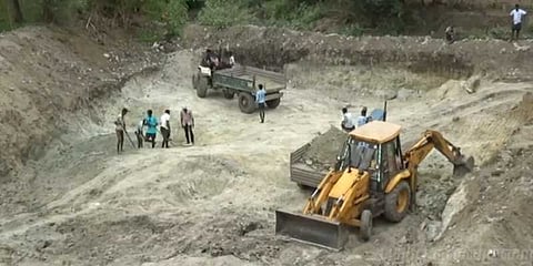 வாட்ஸ்அப் குழு மூலம் குளத்தை தூர்வாரிய இளைஞர்கள்