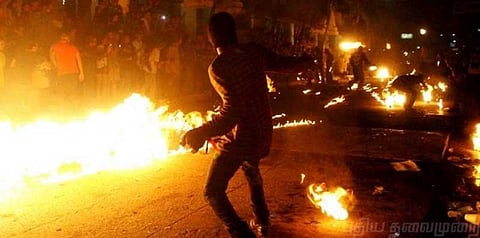 நெருப்பு பந்துகளை வீசி சண்டையிடும் திருவிழா