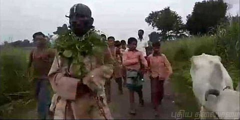பசுவை மருத்துவரிடம் அழைத்துச்சென்ற முதியவர் கை உடைப்பு