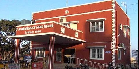 காரைத்திருடி தாறுமாறாக ஓட்டிய இளைஞர்: மடக்கிப்பிடித்து வெளுத்த மக்கள்