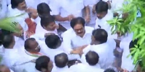 காங்கிரஸ் கூட்டத்தில் மோதல் : 7 பேர் கட்சியிலிருந்து அதிரடி நீக்கம்