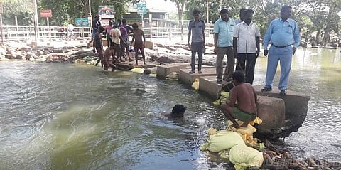 ஒகேனக்கல் பிரதான அருவியில் மணல் மூட்டைகள் அடுக்கும் பணி நிறைவு