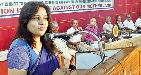 சசிகலா குடும்பத்தினரால் ஆபத்து ஏற்படும் என பலர் எச்சரித்தும் கவலைப்படவில்லை: ஐஜி ரூபா