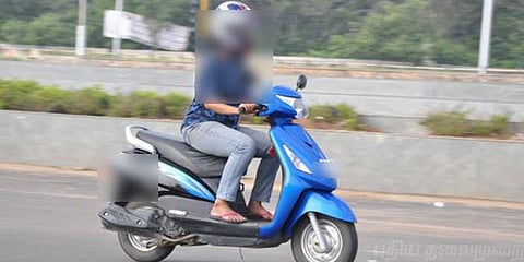 ஸ்கூட்டர் திருடிய பெண் : காதலுக்காக மன்னித்து விட்ட இளைஞரின் கருணை