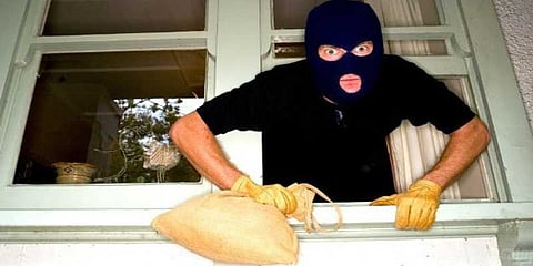 பட்டப்பகலில் 100 சவரன் நகைகள், 4 லட்சம் கொள்ளை