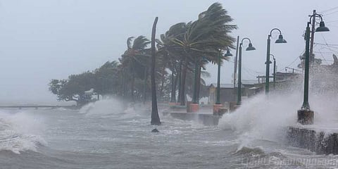 அச்சுறுத்தும் புயல் : கடற்கரையை காலி செய்த மக்கள்