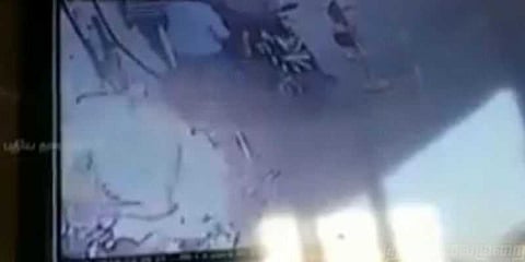 பெட்ரோல் நிரப்பும்போது திடீரென பற்றி எரிந்த இளைஞர்