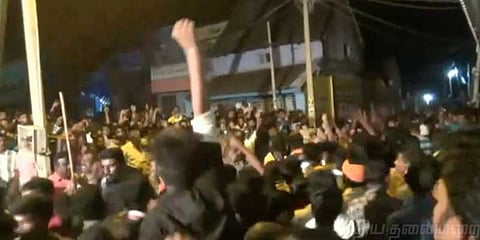 விநாயகர் சிலை ஊர்வலம் : இரு தரப்பு மோதலால் பரபரப்பு