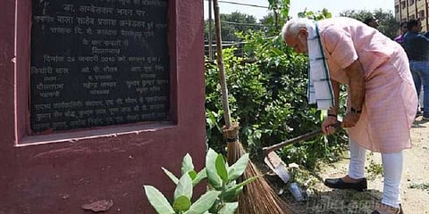 துடைப்பத்தை எடுத்து துப்புரவு செய்த பிரதமர்