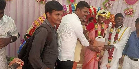 திருமணத்தில் பெட்ரோல் மொய் : விலையேற்ற விழிப்புணர்வும்.. விபரீத ஆபத்தும்..