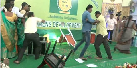 மகளிர் நலத்திட்ட உதவிகள் வழங்கும் விழா : கைகலப்பால் பரபரப்பு