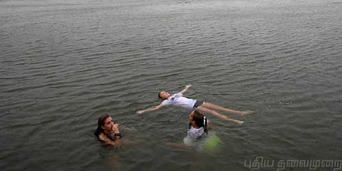 குடியிருப்புகளை சூறையாடிய புயல் : விளையாடி மகிழும் மக்கள்