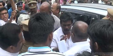 செல்லூர் ராஜூவை முற்றுகையிட்ட மக்கள்: திறப்பு விழாவில் பதட்டம்