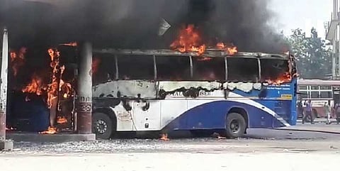 “பிரதமரை சந்திக்க முடியாததால் ஆவேசம்” - பேருந்துக்கு தீ வைத்த வாரணாசி பெண்