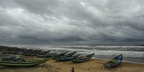 சென்னை துறைமுகத்தில் புயல் எச்சரிக்கை கூண்டு ஏற்றம் !