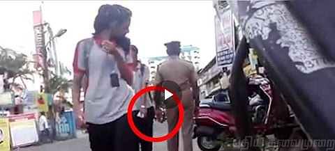 பள்ளி மாணவிகளிடம் தவறாக நடந்து கொண்ட காவலர்: வைரலாகும் வீடியோ