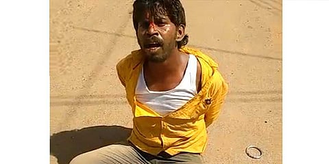 போலீஸ் உடன் கட்டிப்புரண்டு சண்டைபோட்ட ரவுடி: வைரலான வீடியோ