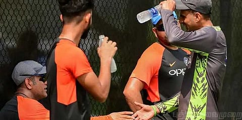 இதுக்குதான் தோனி கிட்ட வந்து ஷோயிக் மாலிக் பேசுனாரோ..!