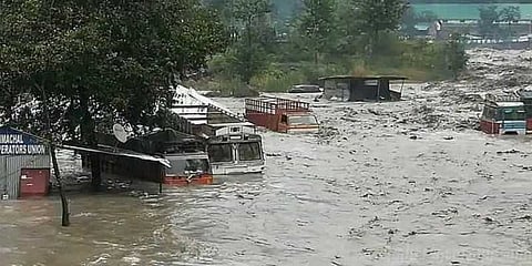 ஹிமாச்சலில் வெள்ளப்பெருக்கு.. 62 தமிழர்கள் சிக்கித் தவிப்பு